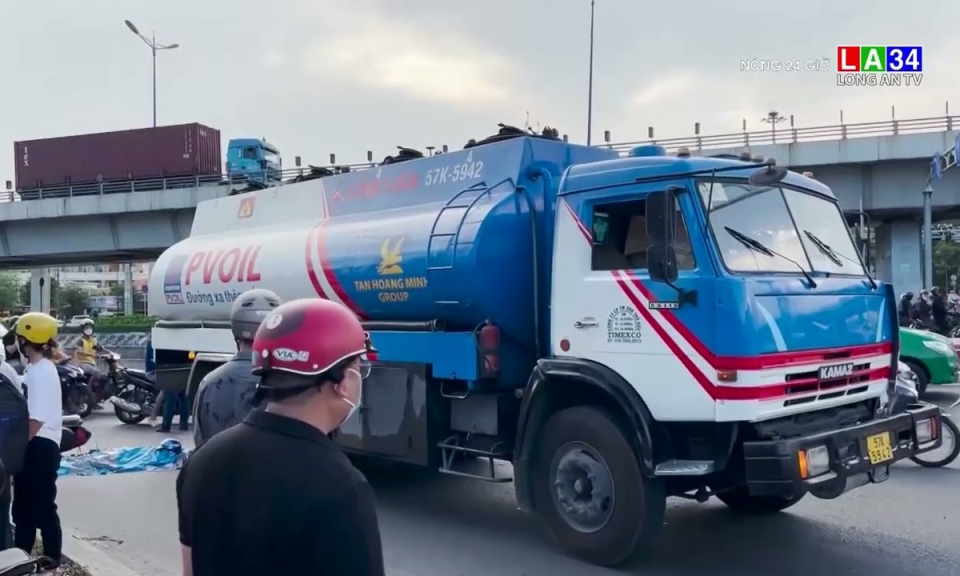 TP.HCM: Thương tâm cảnh người mẹ chở con đi học về bị xe bồn cán tử vong