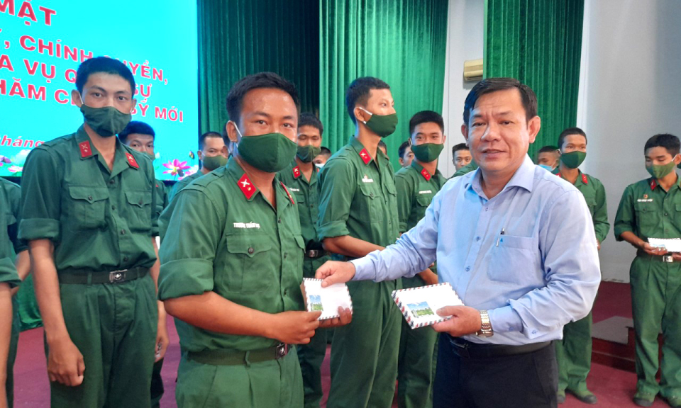 Tân Thạnh thăm, động viên chiến sĩ mới