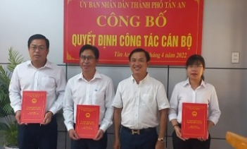Thành phố Tân An công bố quyết định công tác cán bộ