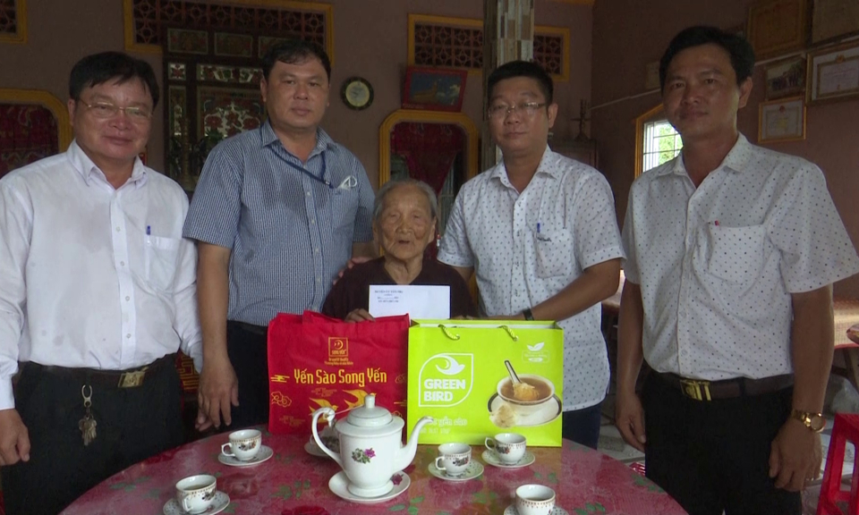 Bí thư Huyện ủy Tân Trụ thăm, tặng quà Mẹ Việt Nam anh hùng