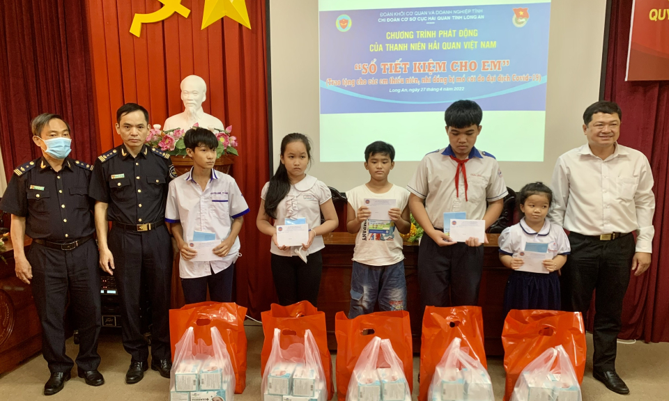 Cục Hải quan Long An trao sổ tiết kiệm cho trẻ em mồ côi huyện Châu Thành
