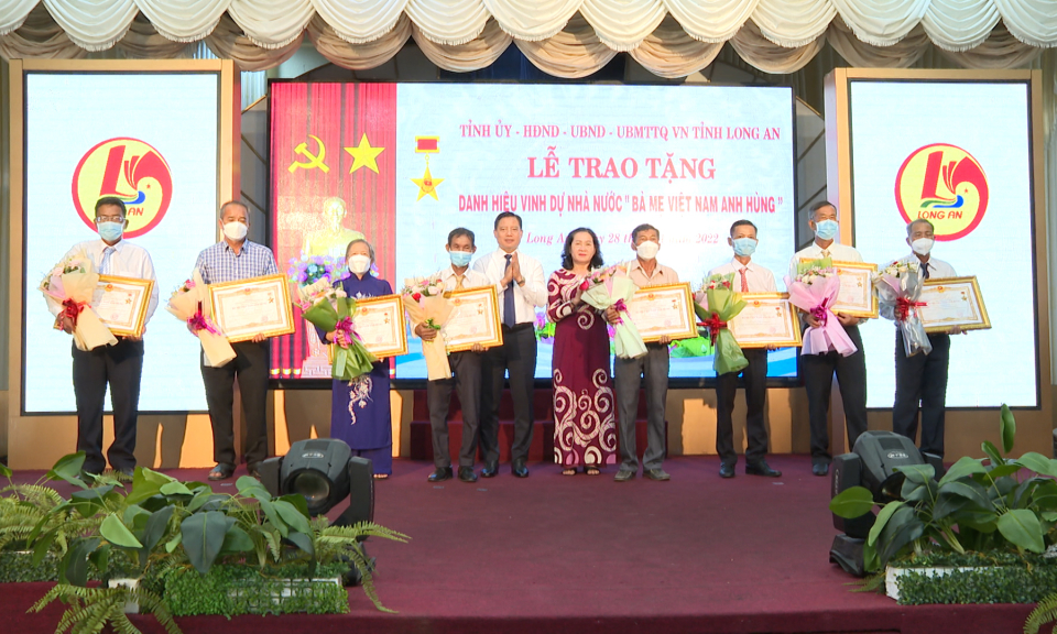 Lễ trao tặng danh hiệu vinh dự Nhà nước “Bà mẹ Việt Nam Anh hùng”