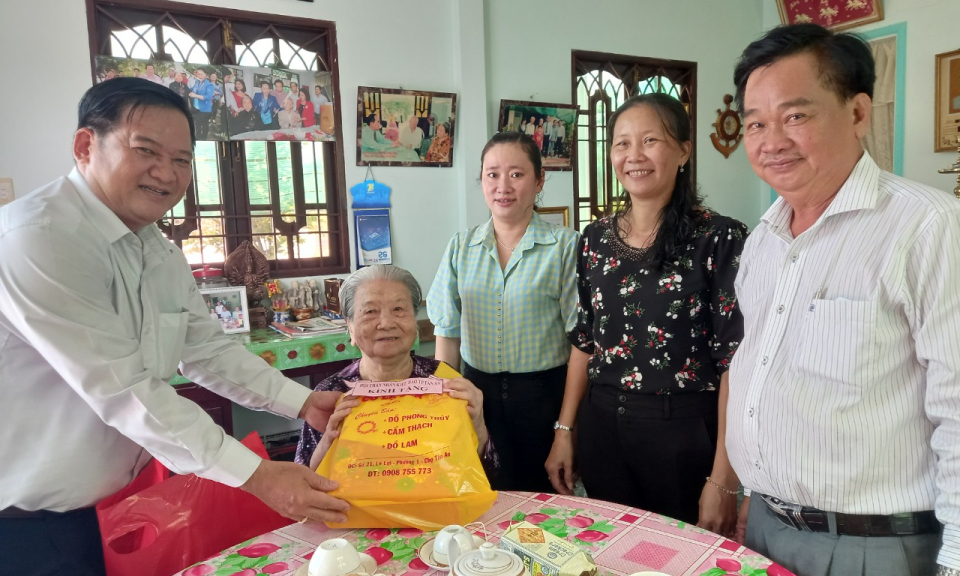 UBND TP Tân An thăm Mẹ Việt Nam anh hùng và Anh hùng lực lượng vũ trang Nhân dân