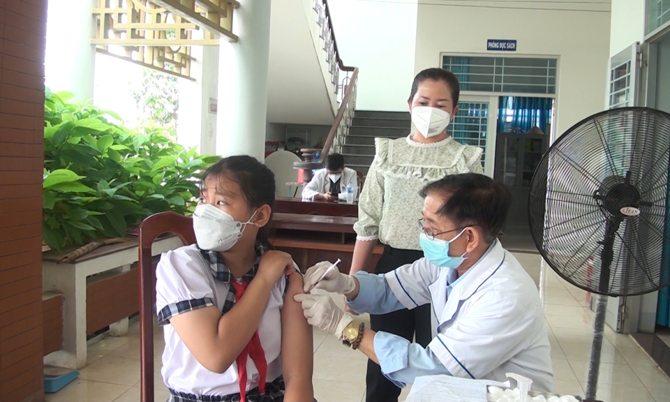 Đức Hòa tiêm vắc-xin COVID-19 cho trẻ từ 5-11 tuổi