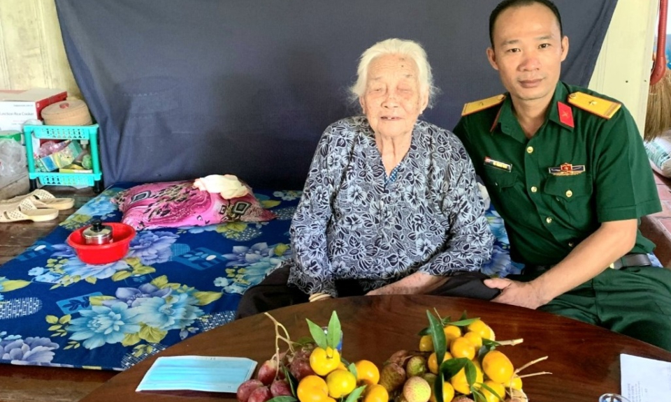 Tân Hưng: Ban Chỉ huy quân sự huyện thăm, tặng quà các mẹ Việt Nam anh hùng