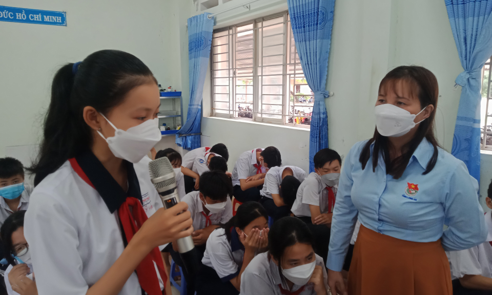 Thạnh Hóa tổ chức tập huấn kỹ năng sống cho học sinh