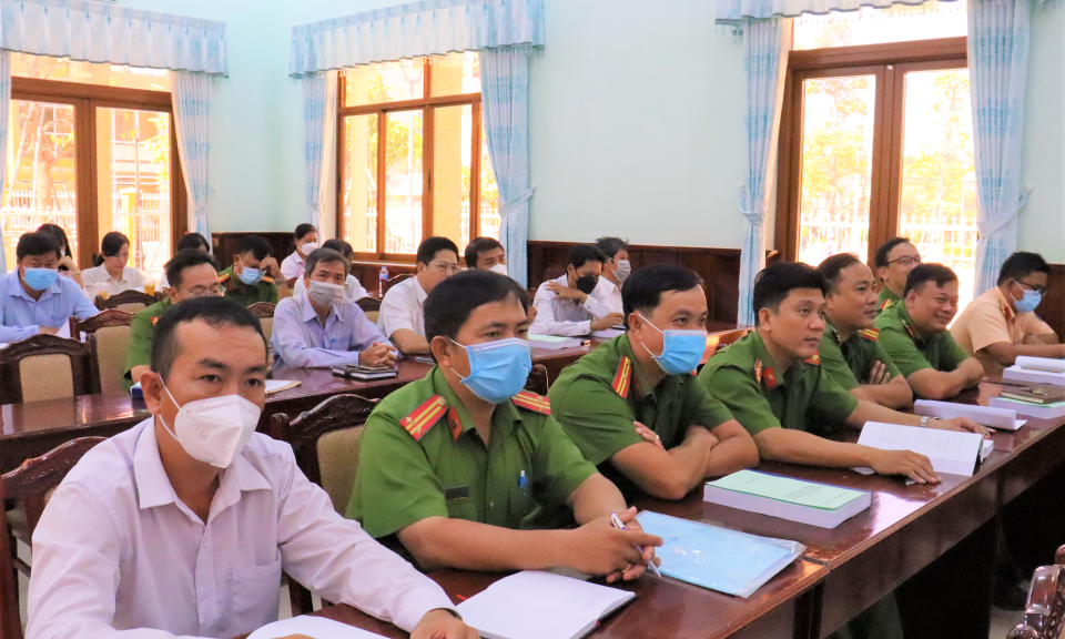 Cần Đước tập huấn xử phạt vi phạm hành chính trong lĩnh vực đất đai, xây dựng 