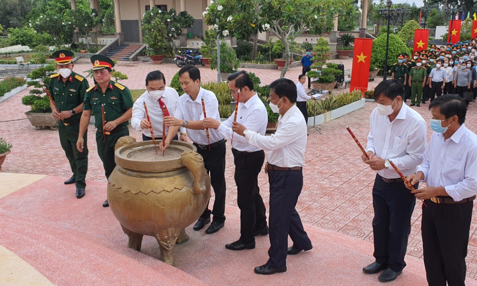 Huyện Tân Thạnh và Thạnh Hóa viếng nghĩa trang liệt sĩ