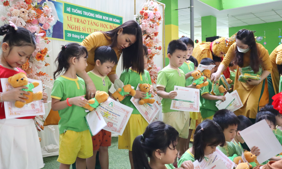 Bến Lức: Tập đoàn An Nông trao học bổng cho học sinh mầm non