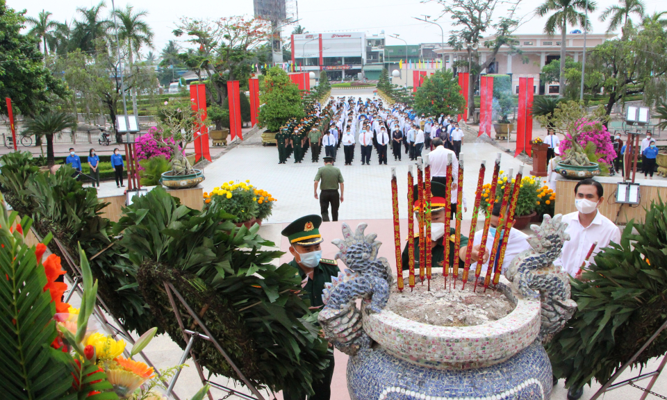 Lãnh đạo tỉnh Long An viếng Nghĩa trang liệt sĩ nhân ngày 30/4
