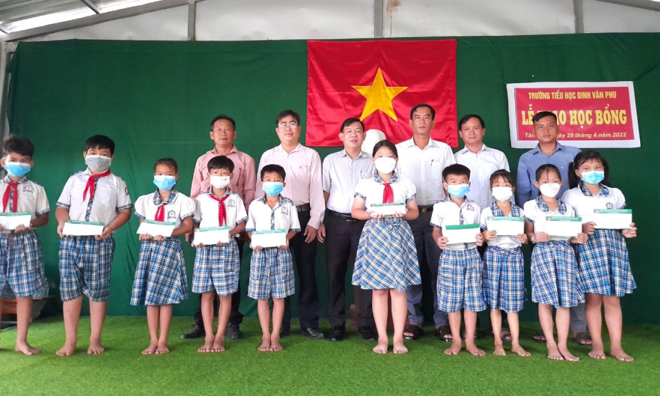 Tân Thạnh trao quà cho học sinh có hoàn cảnh khó khăn