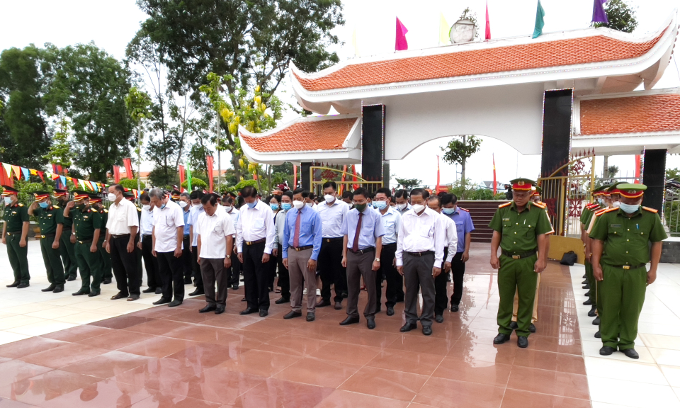 Lãnh đạo Tân Hưng viếng Nhà bia ghi tên liệt sĨ huyện nhân dịp 30/4