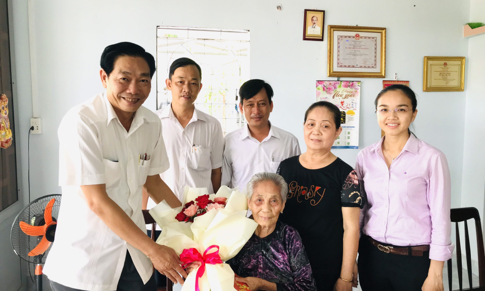 Phó Bí thư Thường trực Huyện ủy Cần Giuộc thăm, tặng quà Mẹ Việt Nam anh Hùng
