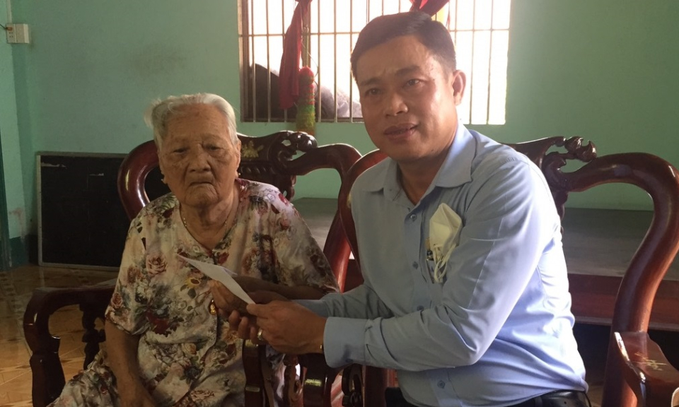 Chủ tịch UBND huyện Thủ Thừa thăm tặng quà gia đình chính sách