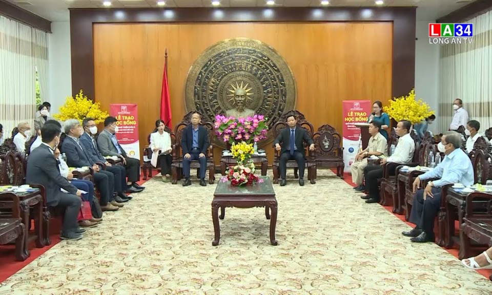 Công ty TNHH COBI trao học bổng tại tỉnh Long An
