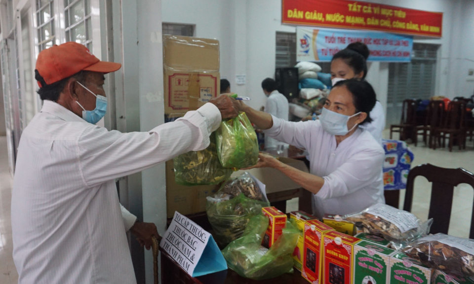 Hội Đông y huyện Bến Lức tổ chức khám bệnh và bốc thuốc miễn phí cho người dân