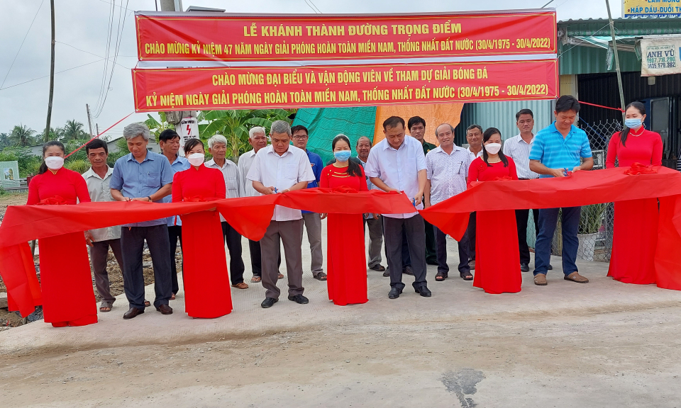Huyện Châu Thành: Xã Vĩnh Công mừng công đường bê tông liên xóm