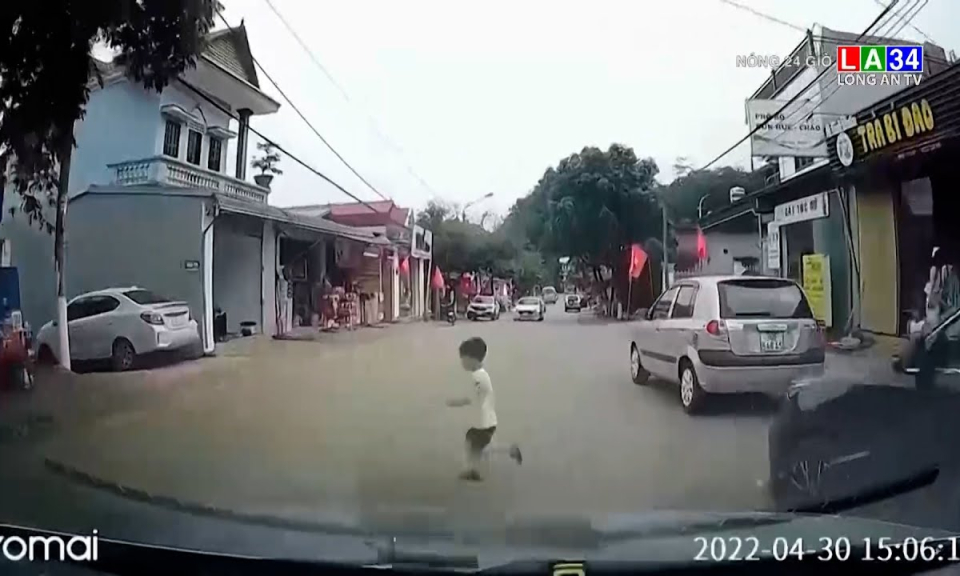 Bé trai bất ngờ lao ra trước mũi ô tô