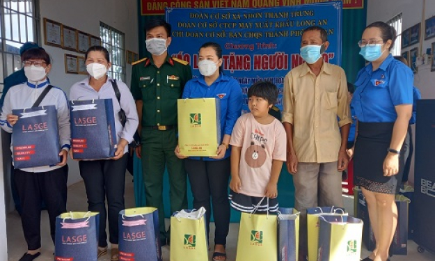 Thành phố Tân An: Chương trình “Áo lành tặng người nghèo”