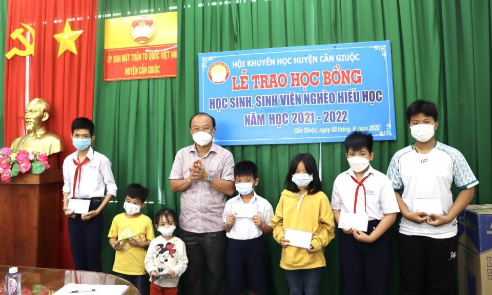 Cần Giuộc trao học bổng cho học sinh có người thân tử vong do COVID-19