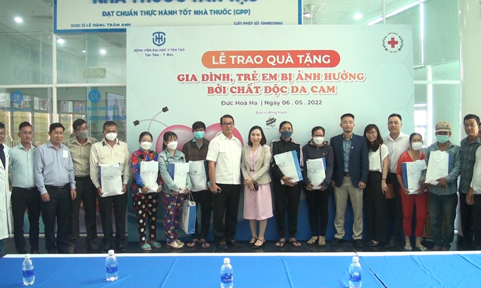 Đức Hòa trao quà cho gia đình trẻ em bị ảnh hưởng bởi chất độc da cam/Dioxin