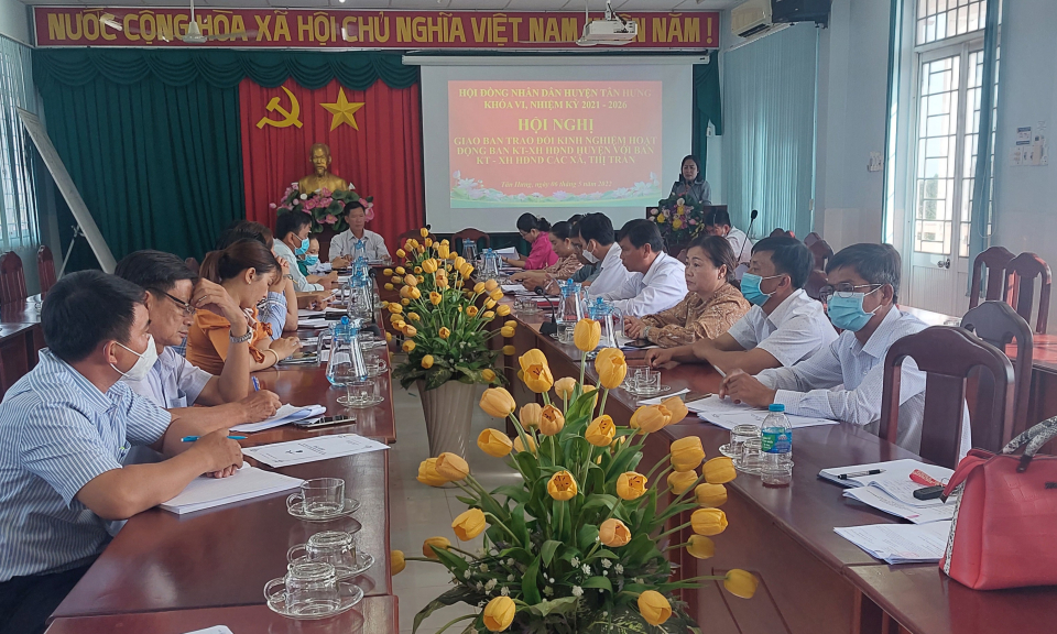 Ban KT-XH HĐND huyện Tân Hưng trao đổi kinh nghiệm hoạt động với Ban KT-XH HĐND các xã, thị trấn