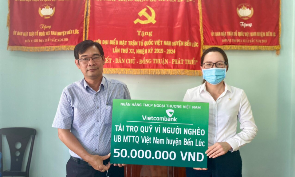 Bến Lức tiếp nhận 50 triệu đồng ủng hộ Quỹ “Vì người nghèo”