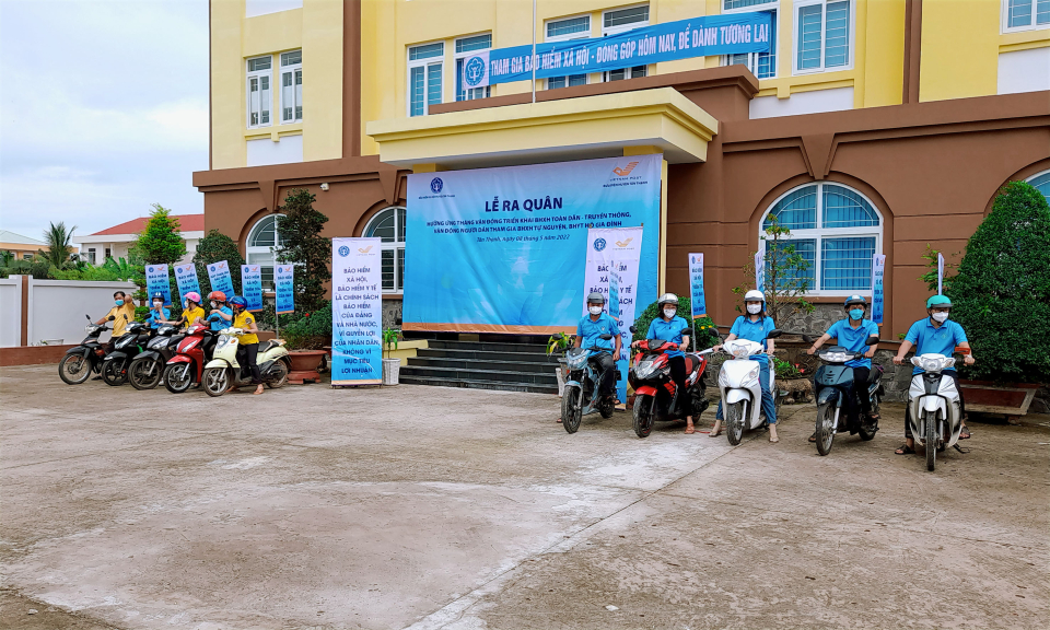 Tân Thạnh ra quân hưởng ứng tháng vận động triển khai bảo hiểm xã hội toàn dân