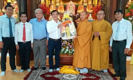 Lãnh đạo thành phố Tân An thăm chúc mừng Đại lễ Phật đản tại các cơ sở Phật Giáo