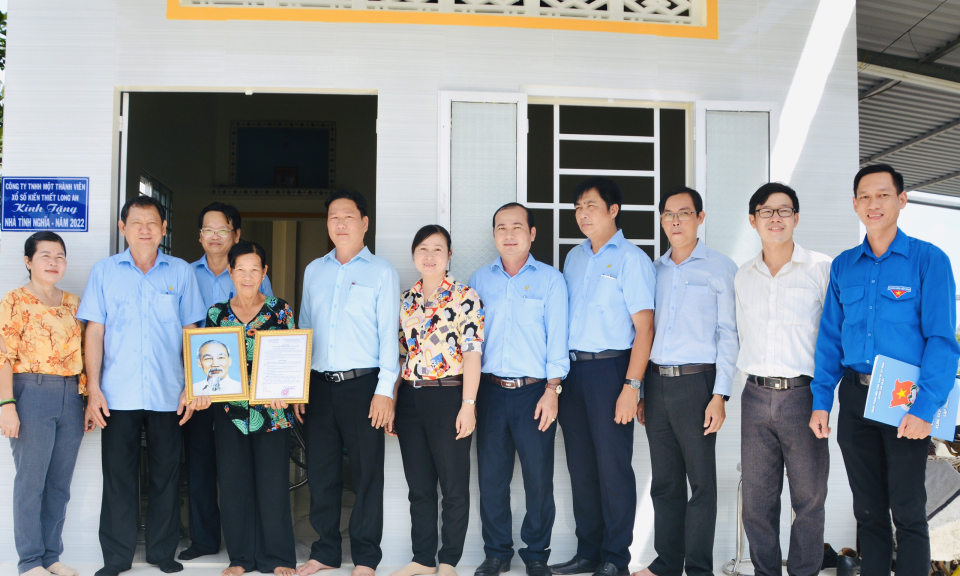 Cần Giuộc tặng 4 căn nhà tình nghĩa, tình thương cho gia đình chính sách, hộ có hoàn cảnh khó khăn