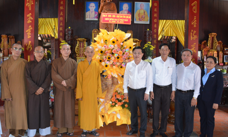 Phó Bí thư Thường trực Tỉnh ủy chúc mừng Đại lễ phật Đản tại huyện Cần Giuộc