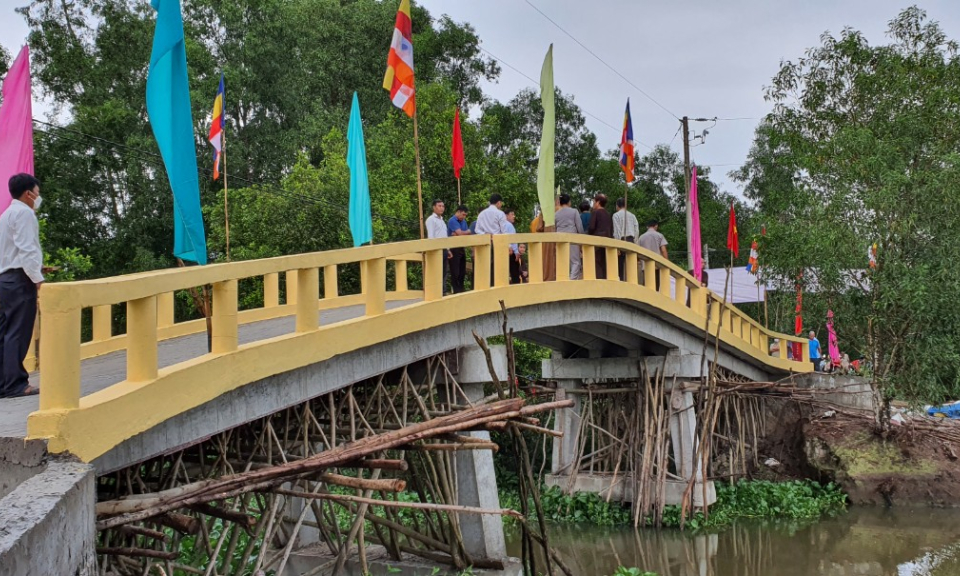 Tân Thạnh khánh thành cầu giao thông nông thôn