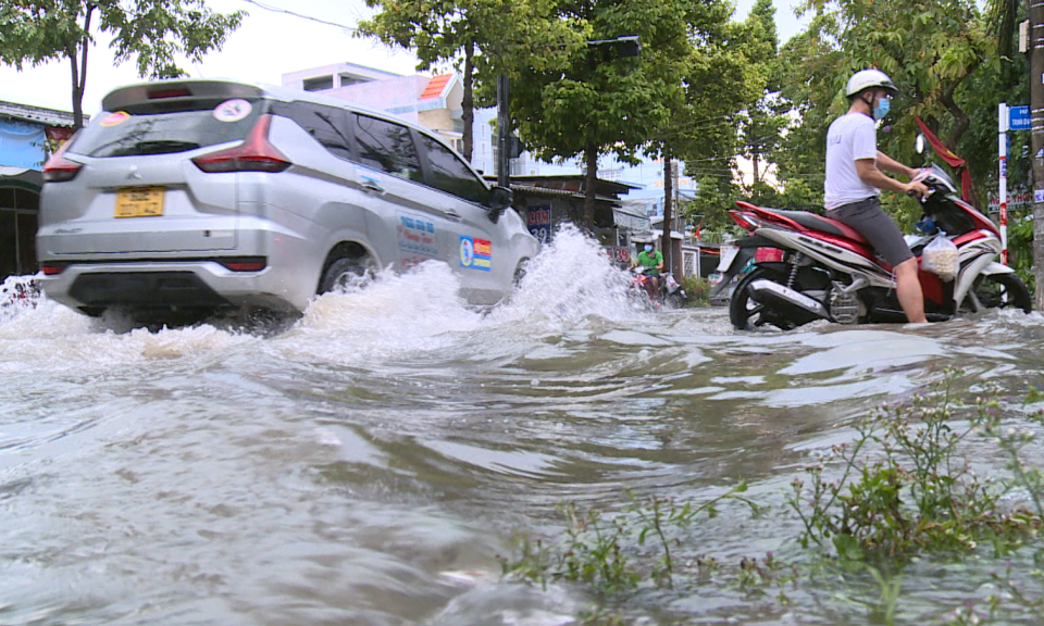 Mưa lớn gây ngập nhiều tuyến đường tại thành phố Tân An