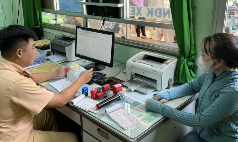 Công an tỉnh Long An phân cấp đăng ký xe ô tô, mô tô cho Công an cấp huyện, cấp xã
