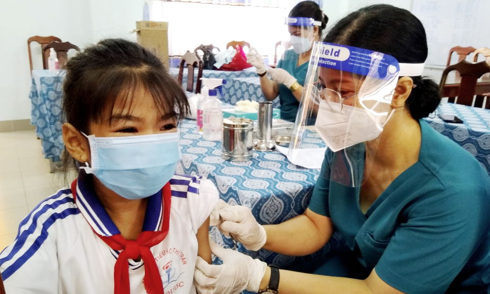 Cần Đước tiêm vắc-xin ngừa COVID-19 cho trên 5.000 hoc sinh Tiểu học