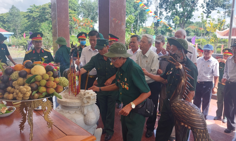 Tân Hưng họp mặt đoàn Cựu chiến binh Ban liên lạc Tiểu đoàn 1 thăm lại chiến trường xưa