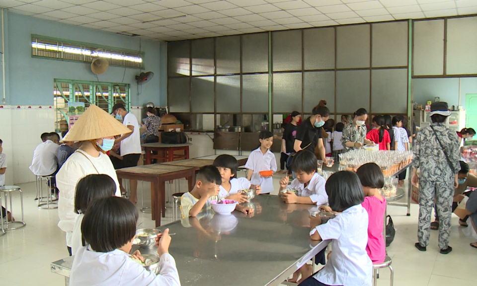Sẻ chia cùng thiếu nhi trường Bồ Đề Phương Duy
