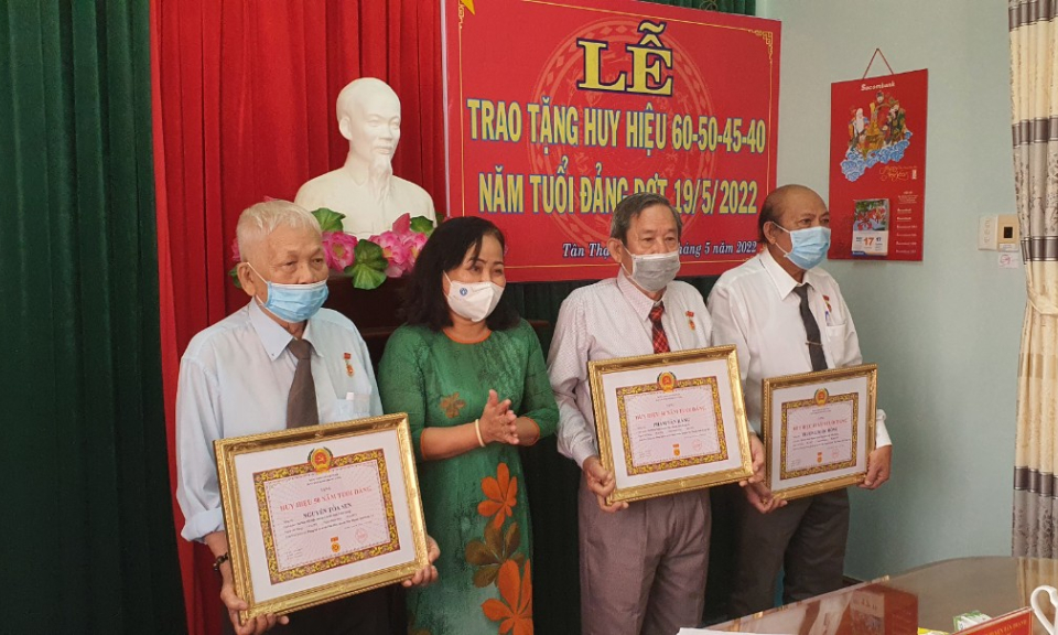 Tân Thạnh trao huy hiệu Đảng Đợt 19/5/2022