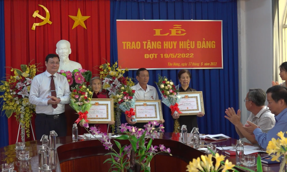 Tân Hưng trao huy hiệu Đảng đợt 19/5