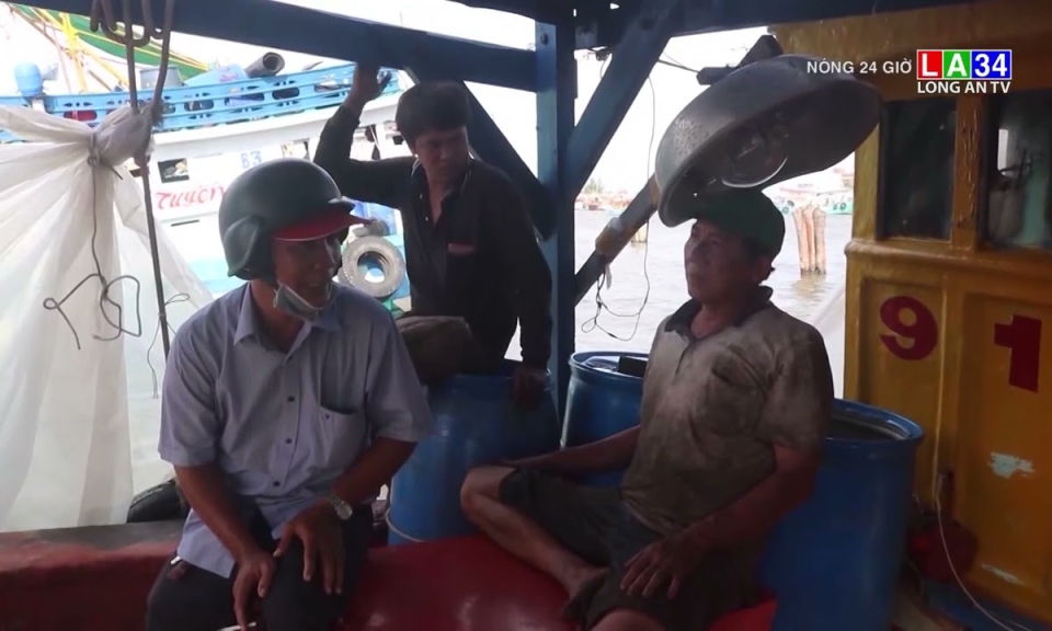 Giá xăng tăng "phi mã" nhiều ghe biển nằm bờ