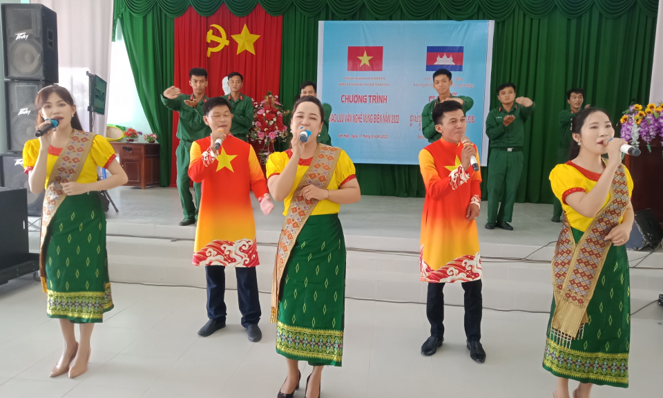Thạnh Hóa giao lưu văn nghệ vùng biên