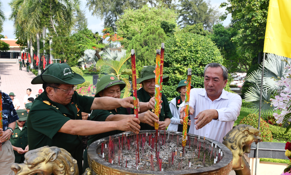 Đoàn cựu chiến binh Tiểu đoàn 1 Long An về thăm lại chiến trường xưa tại Đức Hòa 