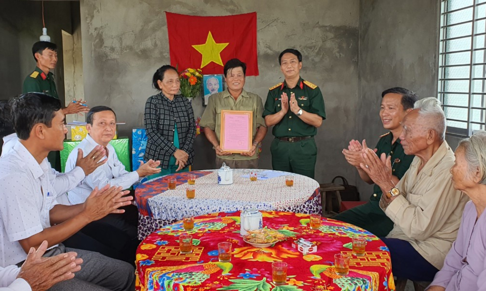 Tân Thạnh: Bộ chỉ huy quân sự tỉnh trao tặng nhà nghĩa tình quân dân