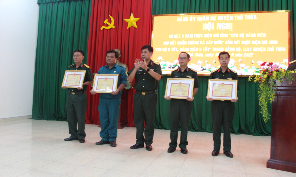 Thủ Thừa sơ kết 03 năm thực hiện mô hình “Cán bộ đảng viên dìu dắt quần chúng và cấp dưới”