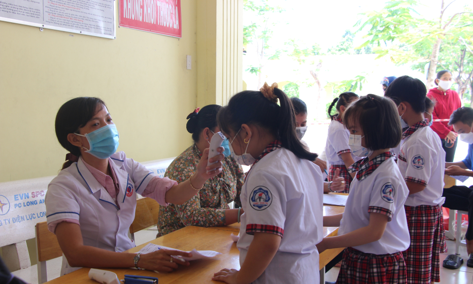 Thủ Thừa trên 4.800 trẻ từ 5 đến 11 tuổi được tiêm mũi 1 vắc xin phòng COVID-19