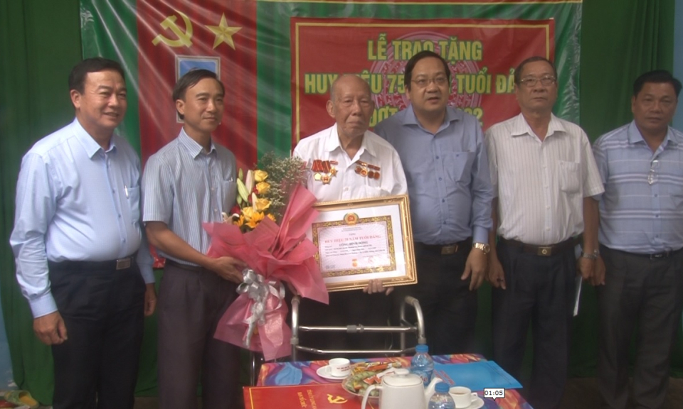 Kiến Tường: Trao tặng Huy hiệu 75 năm tuổi Đảng cho đảng viên