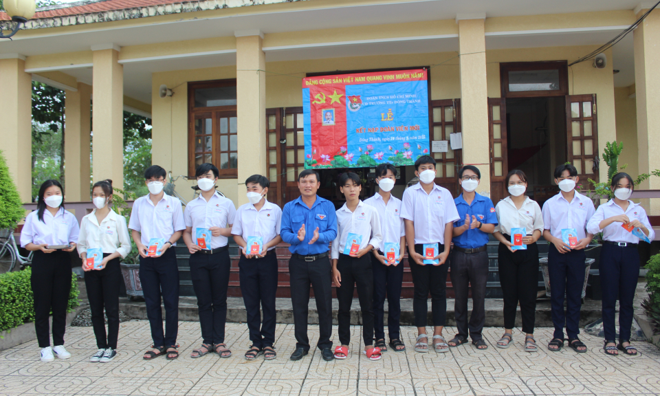 Đức Huệ kết nạp đoàn viên mới