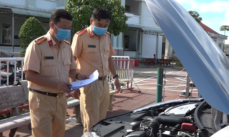 Đức Hòa: Công an huyện triển khai đăng ký, cấp biển số xe ô tô cho người dân