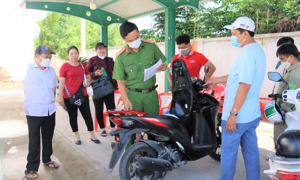 Cần Đước: Ngày đầu đăng ký biển số xe mô tô, xe gắn máy tại các xã, thị trấn