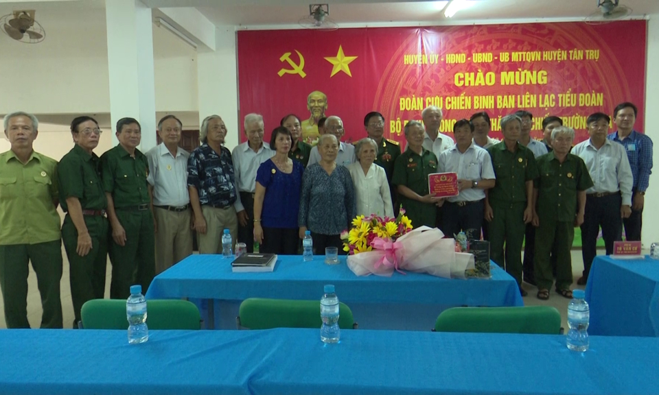Đoàn Cựu chiến binh Ban liên lạc Tiểu đoàn bộ binh 1 Long An thăm chiến trường xưa tại Tân Trụ